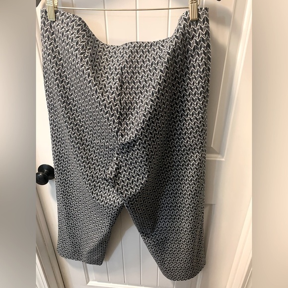 Michel Studio Collection Alexa Cropped/Ankle Pant - Picture 3 of 6